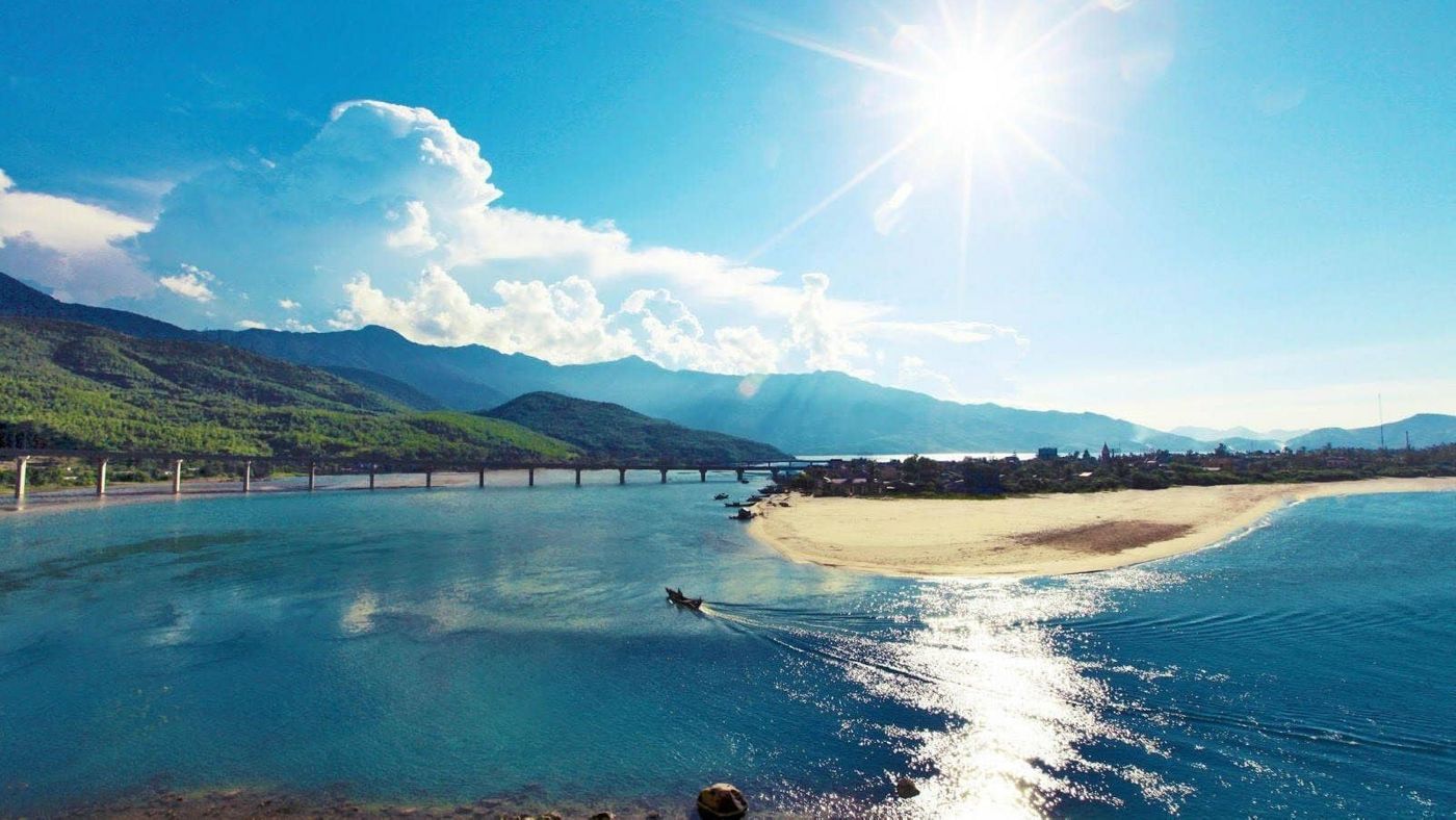 Admire the beautiful Lang Co in a day