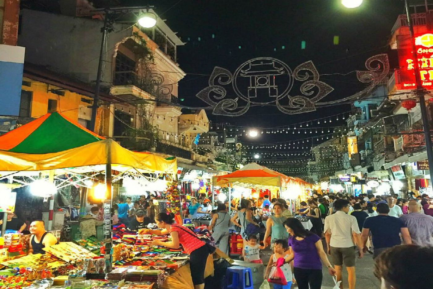 Go shopping at Ha Noi night market