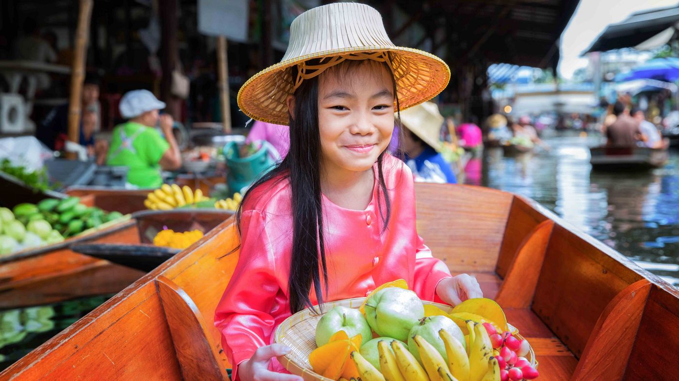 Discover the fascinated floating markets in Thailand