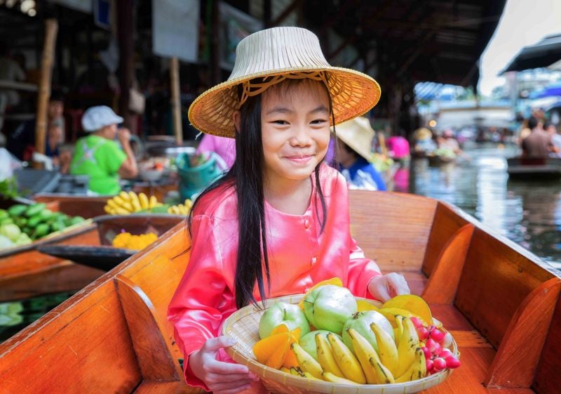 Popular place Discover the fascinated floating markets in Thailand