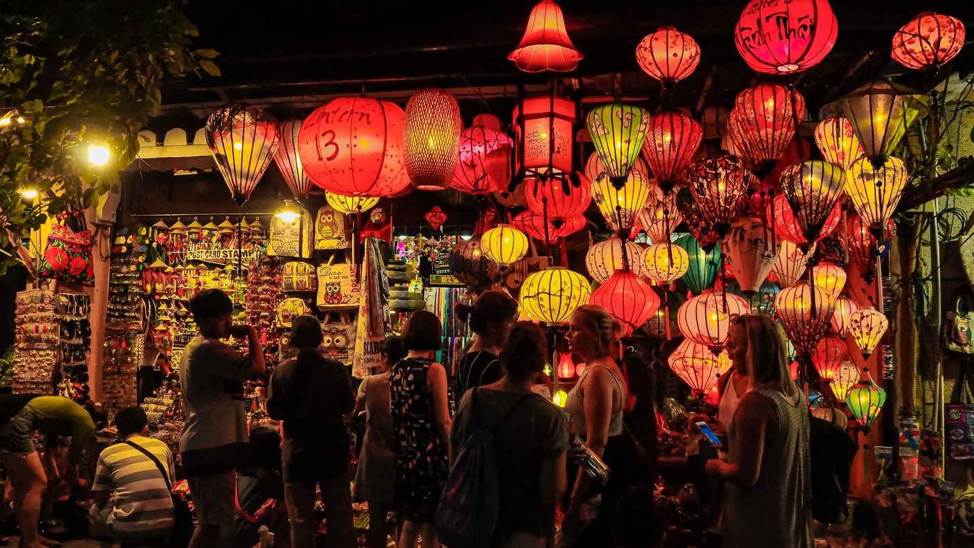 Foreign visitors flock to tourist hotspots during New Year