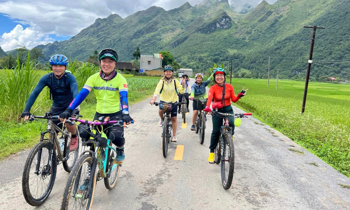 Bicycle trip on Na Penh pass.