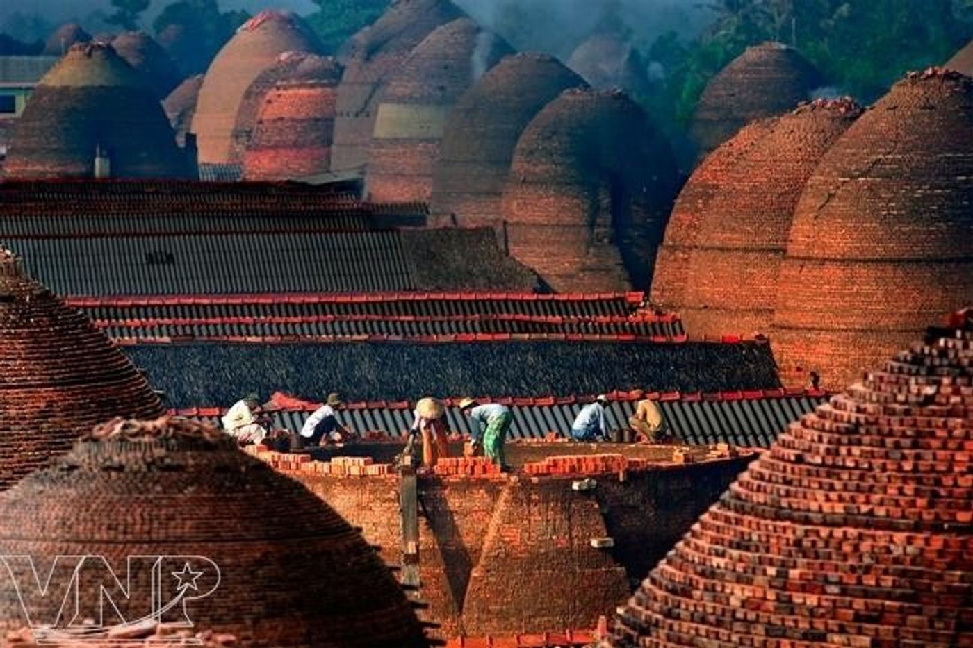 Workers work hard to build a kiln. Photo: Pham Tri Nhan