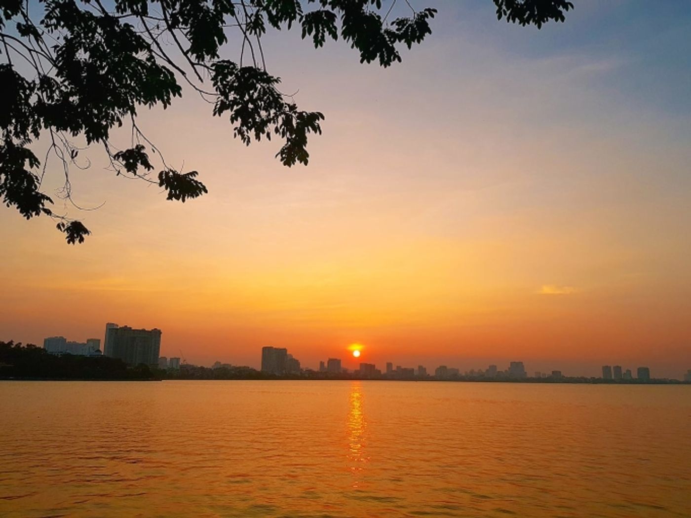 The West Lake sunset is a popular attraction in Hanoi, drawing numerous individuals who come to appreciate its beauty. Photo by VnExpress/Nguyen Chi