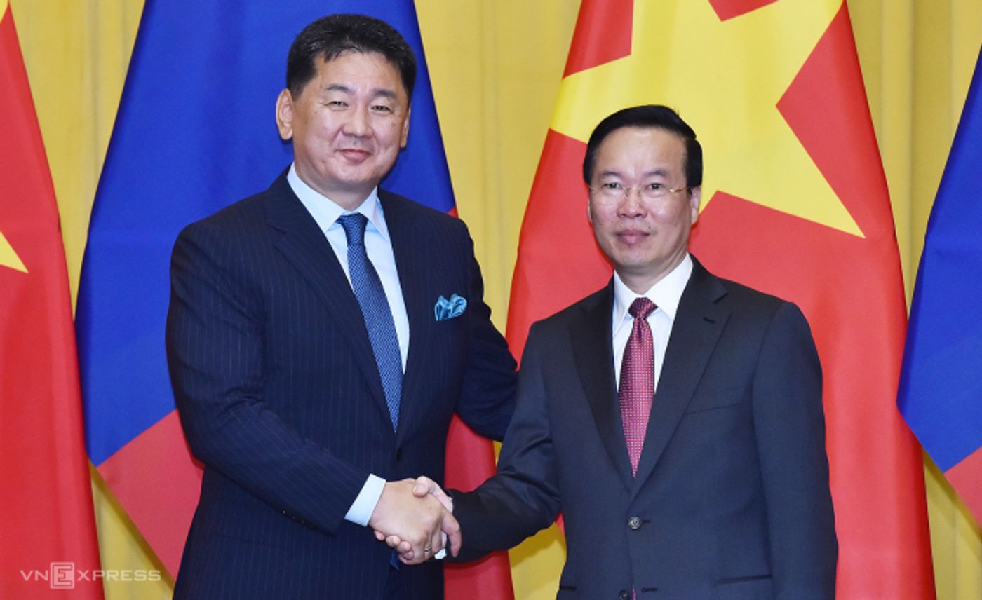 President Vo Van Thuong and President of Mongolia before the meeting on the afternoon of November 1. Photo: Giang Huy
