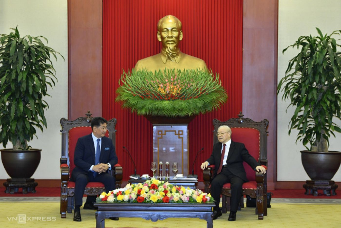 General Secretary Nguyen Phu Trong received the President of Mongolia at the Party Central Committee Headquarters on the afternoon of November 1. Photo: Giang Huy
