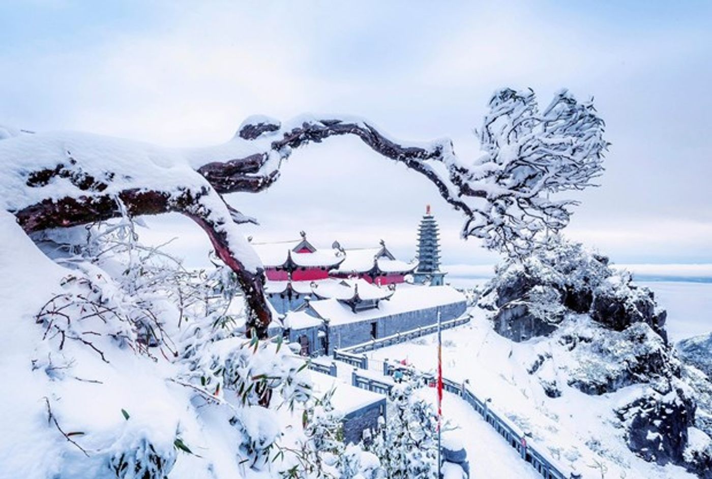 Snow as beautiful as in a fairy tale on Fansipan. (Photo: Nguyen Manh Cuong)