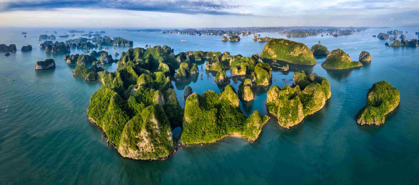 The wonderful beauty of Ha Long Bay. Photo by Shutlle Stock