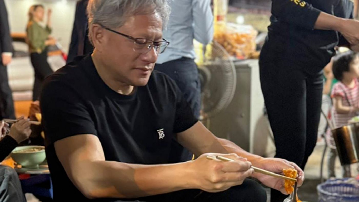 Nvidia CEO explores the essence of Hanoi's street food scene