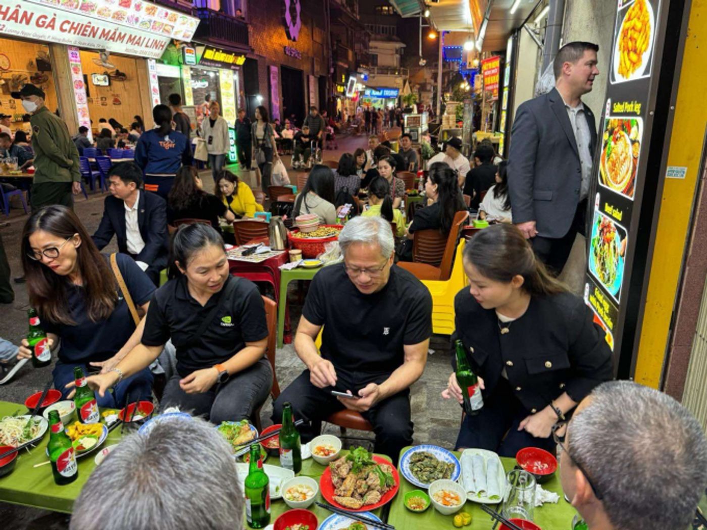 Nvidia CEO enjoys Vietnamese street food in Hanoi