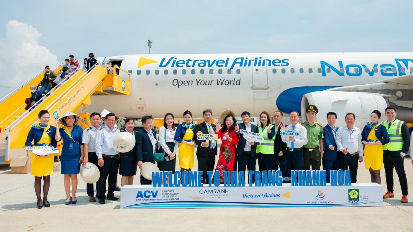 Vietravel Airlines conducts charter flights to welcome the first Korean tourists to Khanh Hoa, Vietnam