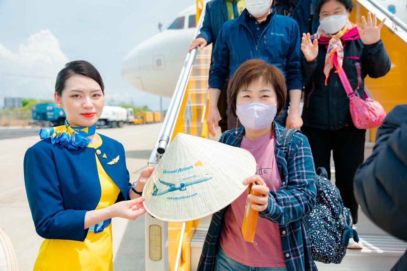 Vietravel Airlines gave passengers Vietnamese traditional conical hats