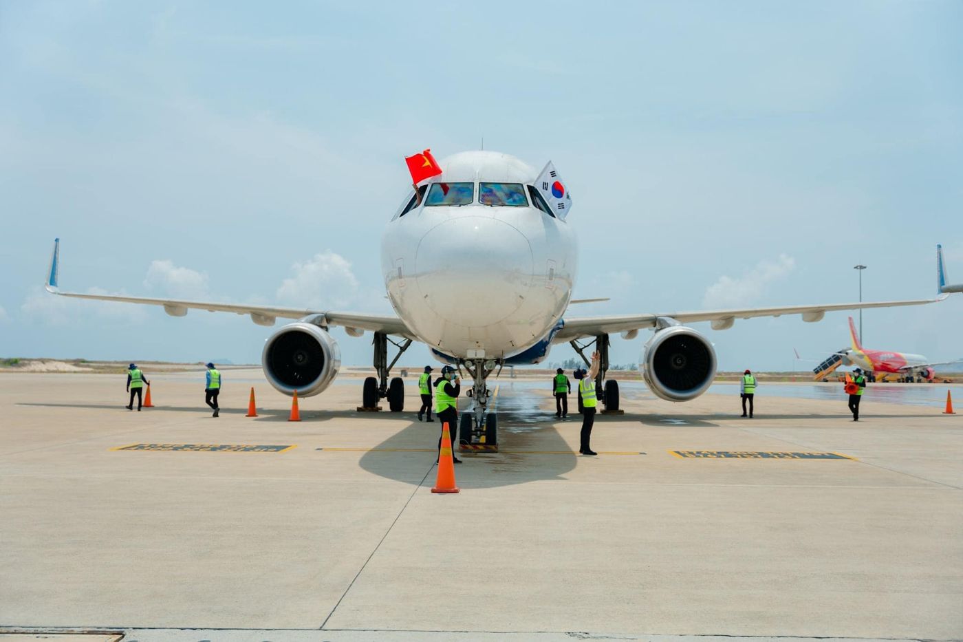 The first charter flight of Vietravel Airlines departs from Daegu city, South Korea to Khanh Hoa province, Vietnam