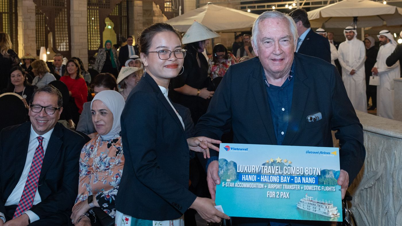 Vietravel sponsored a 5-star trip to Viet Nam as a lucky draw prize at the ‘Hello Viet Nam’ concert in Kuwait