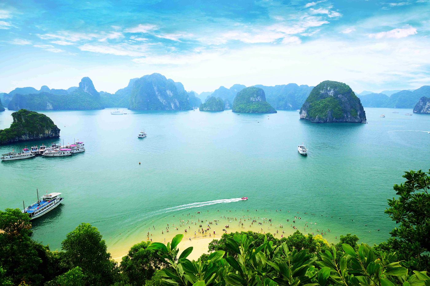 Ha Long travel guide - Ba Trai Dao Beach