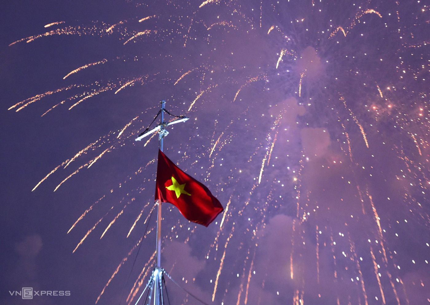Fireworks in HCMC on April 30. Credit: @VNExpress