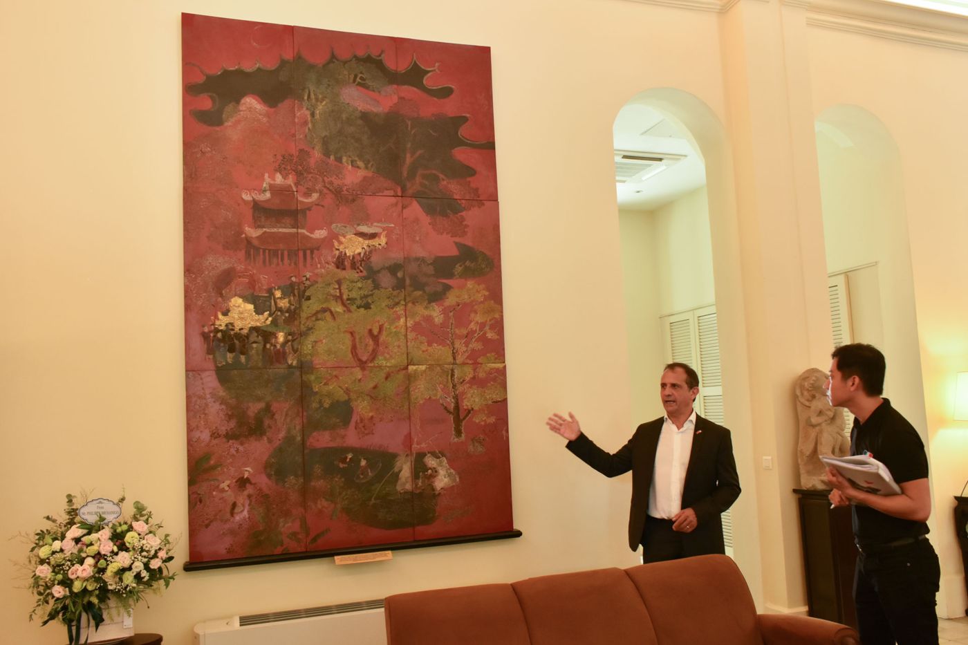 French Consul General in Ho Chi Minh City Vincent Floreani presents about a painting by Nguyen Gia Tri to visitors on the European Heritage Days, September 21, 2019. Credit: @TuanSon