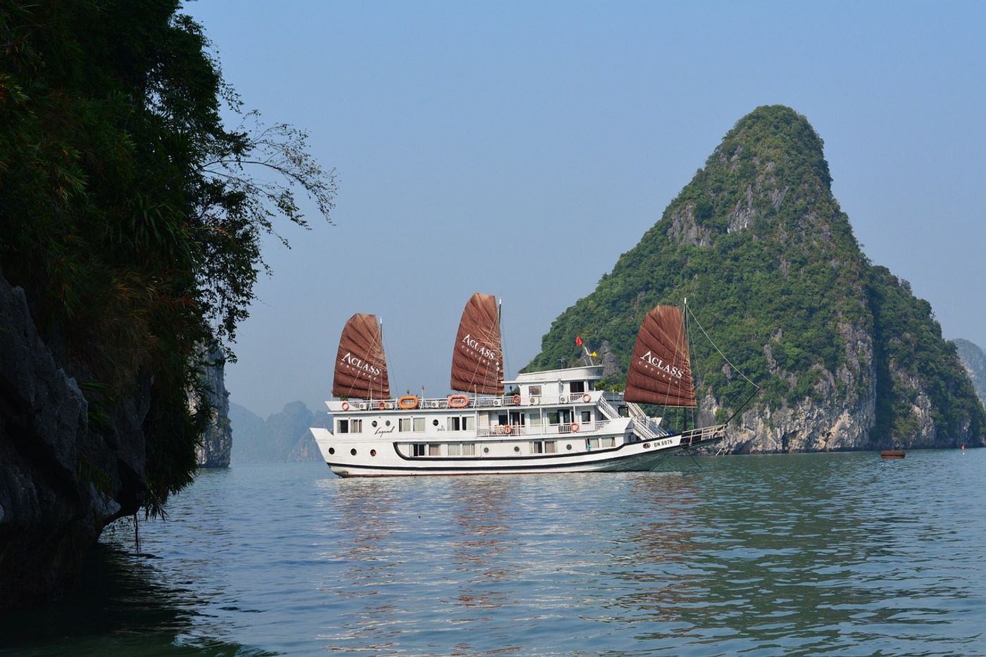 Cruise on Halong Bay, Vietnam. Credit: @vietnam-lt