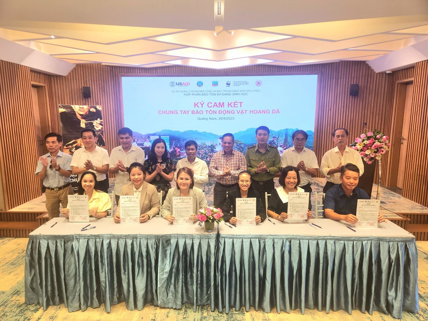 Quang Nam tourism enterprises signed a contract to join hands in preserving wild animals. Credit: Q.T