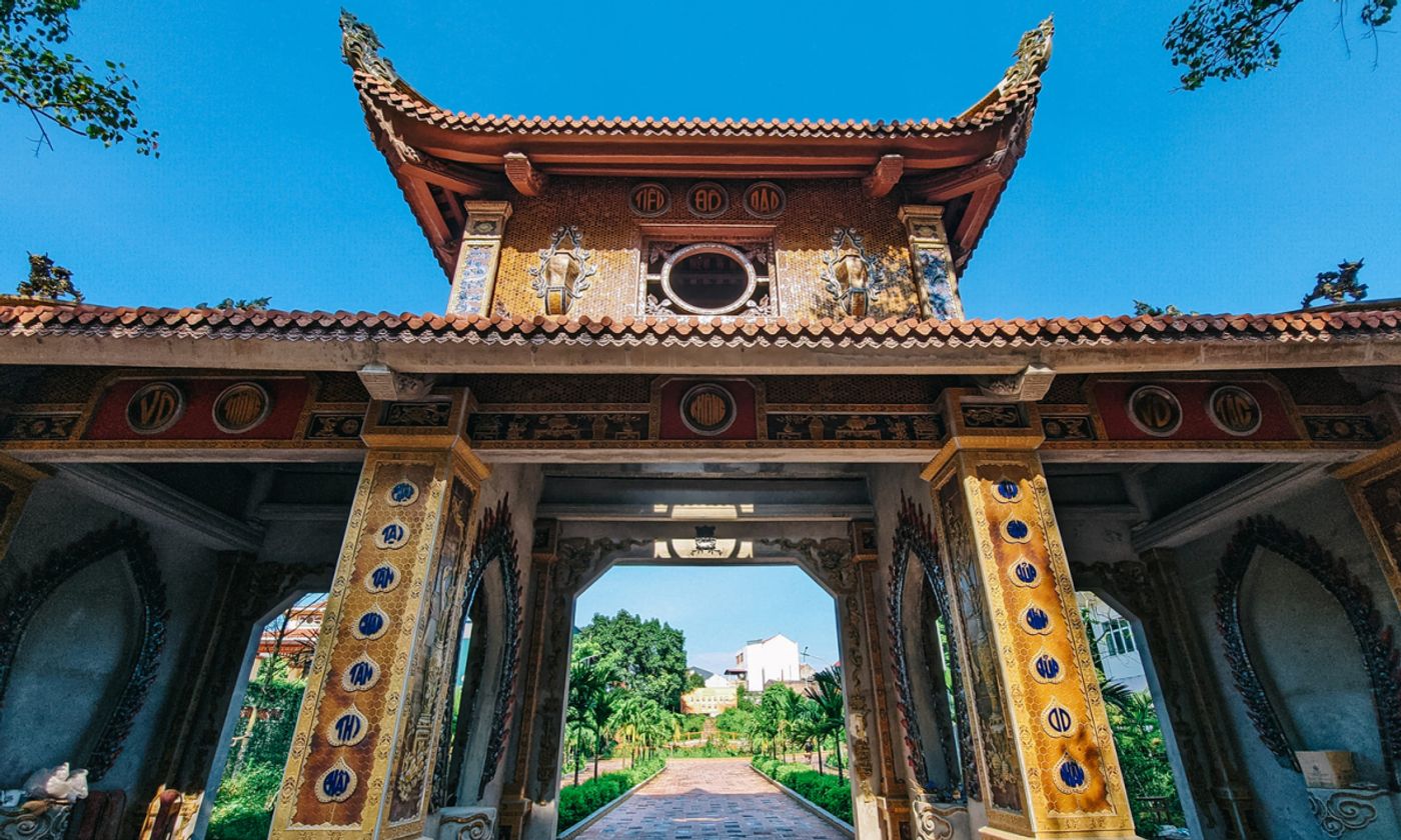 The gate is designed by ceramic pieces. Credit: @VNExpress