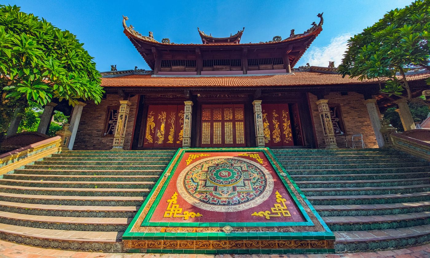 Om mani-style panting made of colorful ceramic pieces. Credit: @VNExpress
