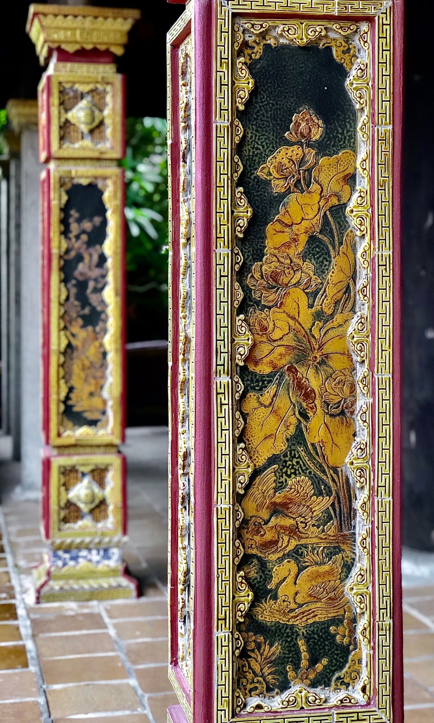 Pillars with lotus flowers in ceramic. Credit: @VNExpress