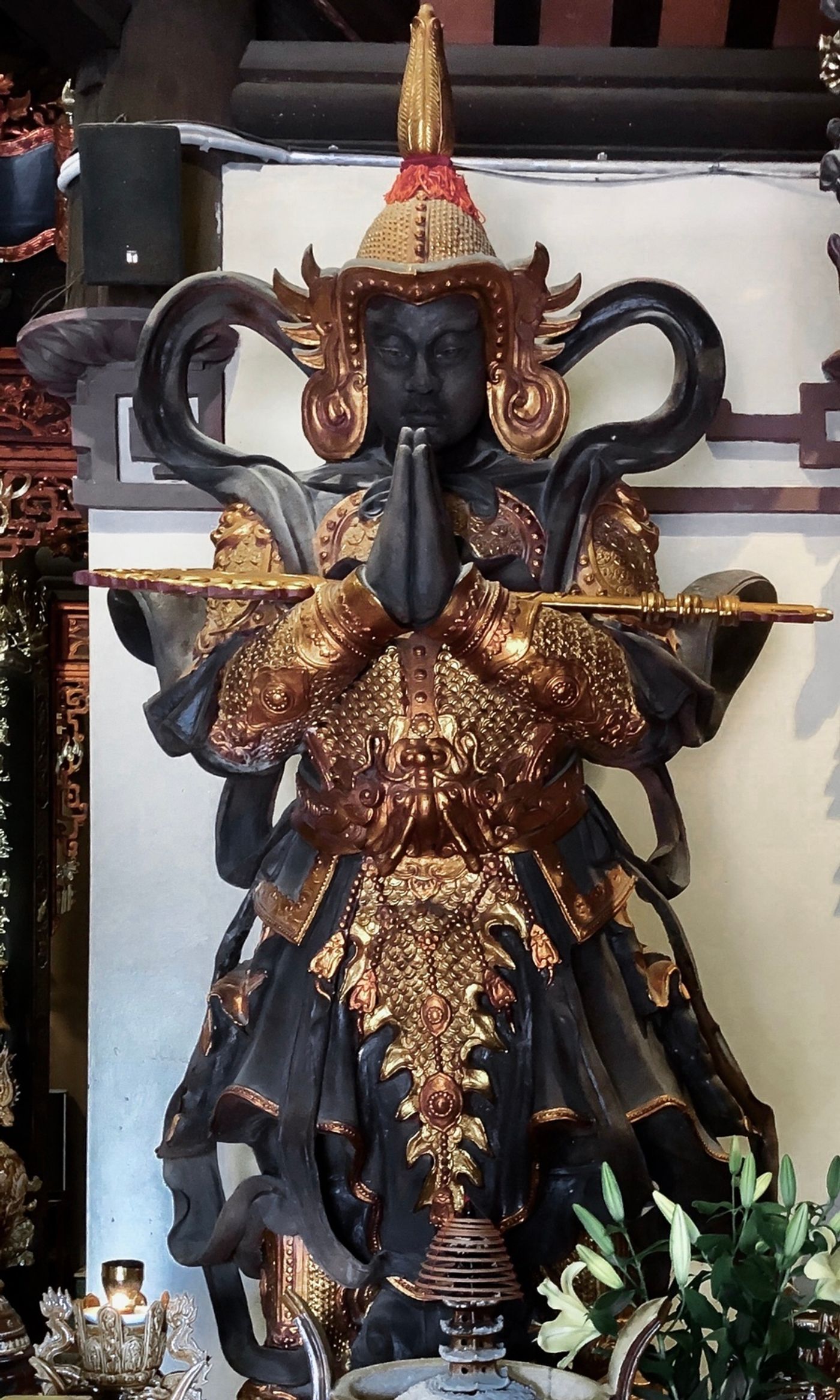A monumental dharma guardian statue in the pagoda. Credit: @VNExpress