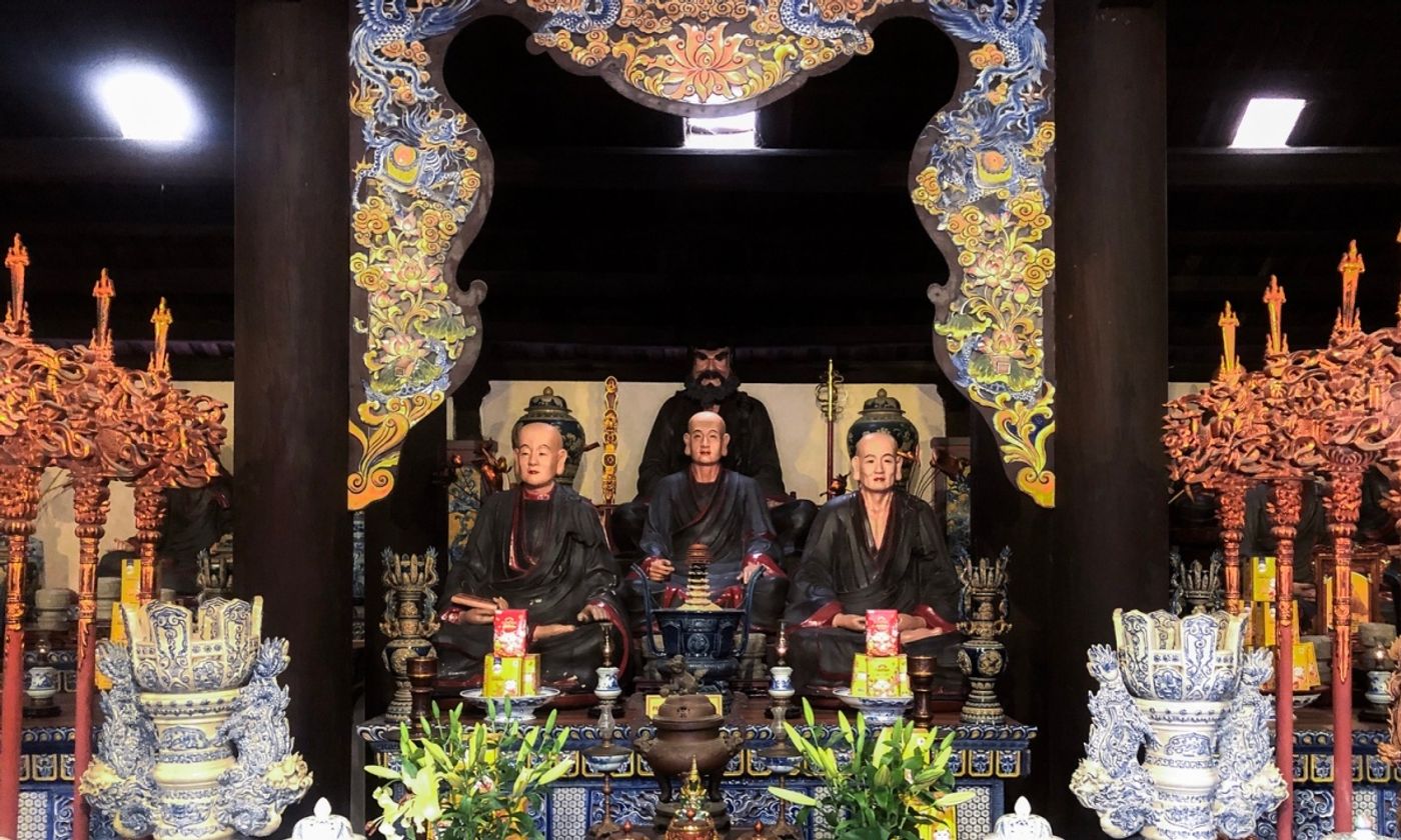Statue of Buddha Emperor Tran Nhan Tong and 9 other ceramic statues. Credit: @VNExpress