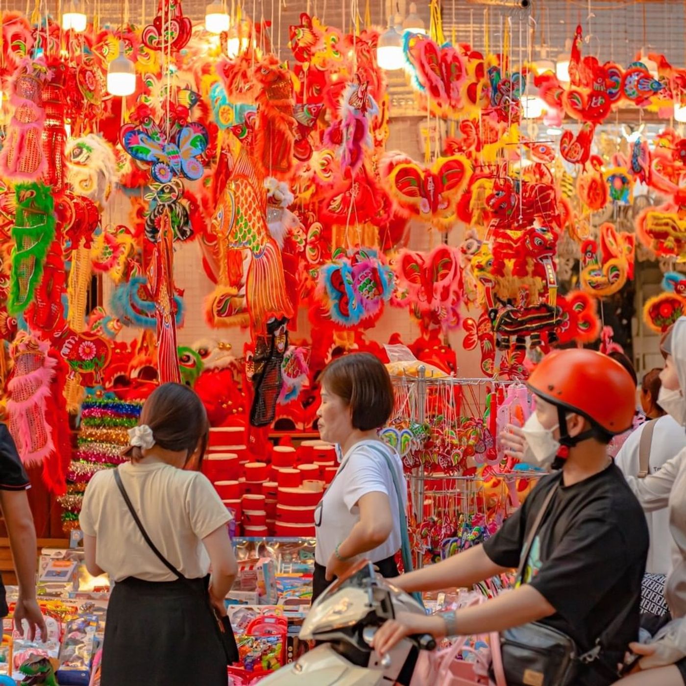 Hang Ma Street during Mid-Autumn Festival. Credit: Nguyen Tu